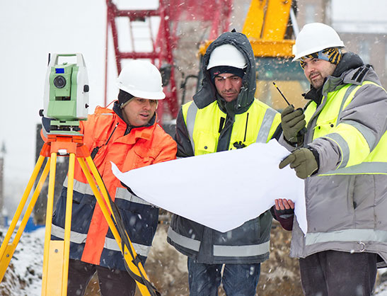 équipe habillée haute visibilité sur un chantier de travaux publics